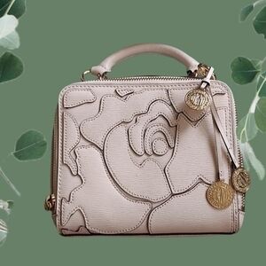 Dkny brand Crossbody Bag Preowned Beige Color.